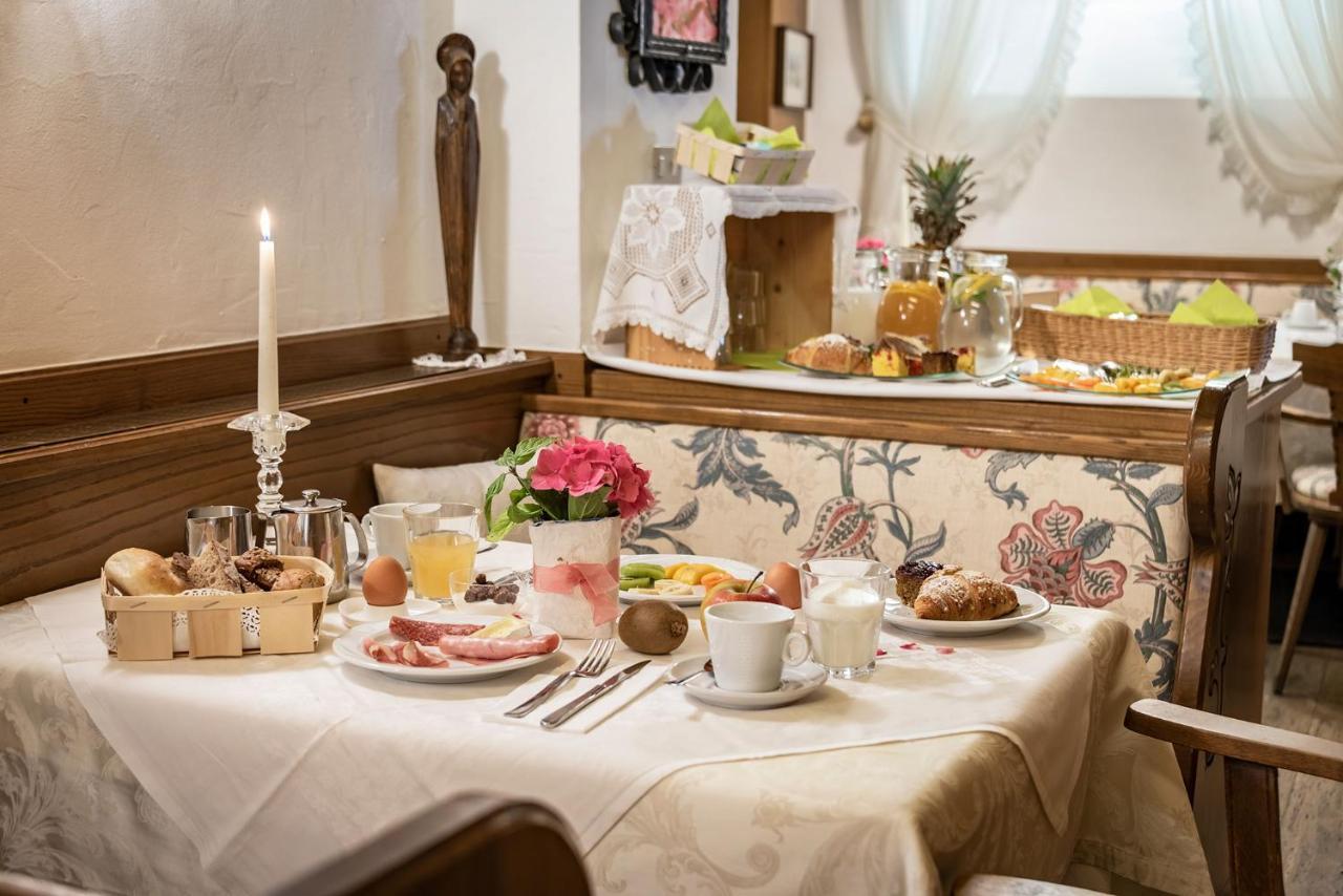 Hotel Weisse Lilie - B&B Rio di Pusteria Exteriör bild